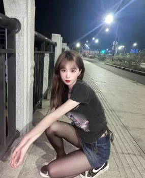 出来旅游小姐妹放得开玩