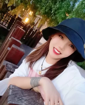 女慕,大学生