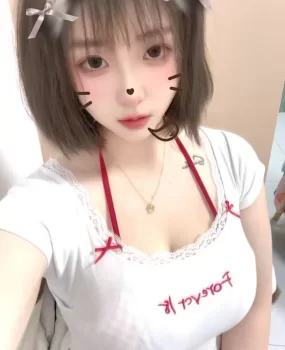 大胸妹画画
