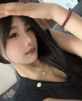 00后微胖嫩妹