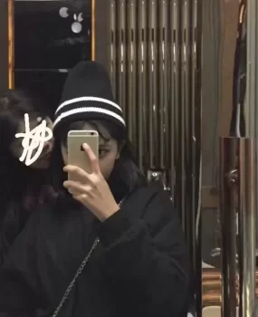 爱咬吸管的少女