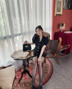 火辣身材好会喷水黑丝妹妹