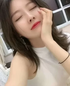 江岸娇嫩妹子