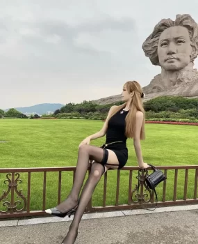 看这个背景就知道啦橘子洲偶遇情趣黑丝名媛