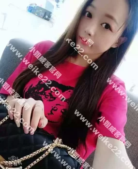 粉色系女孩长相十分出众