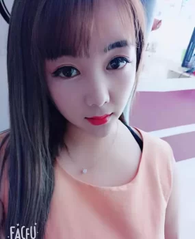 23岁新人妹妹,皮肤特白。