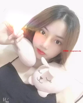 三点粉的妹子,水多会玩