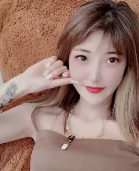 年轻水多,前凸后翘极品mm,气质妖娆,让你想入非非,各种姿势 随意挑战!!