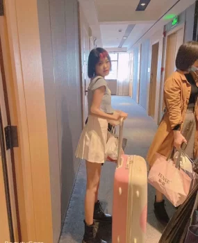 海口外围约到刚出道学妹，年龄小，穴紧水多