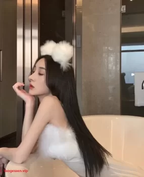 刚下水的兼职外围 特别粉嫩