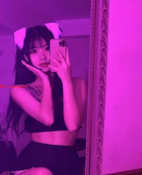 苗条大奶美女演绎饥渴难耐找哥哥聊心