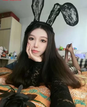 郑州刚下水性感瑜伽妹妹，咪咪大屁股圆，逼逼粉嫩